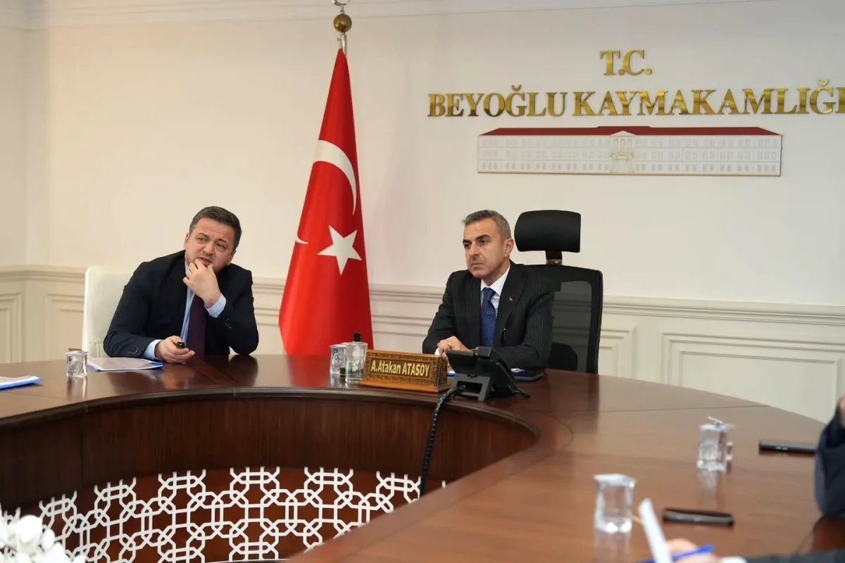 Beyoğlu'nda Devamsız Öğrenciler İçin Kapı Kapı Gezildi Beyoğlu'nda Devamsız Öğrenciler İçin Kapı Kapı Gezildi