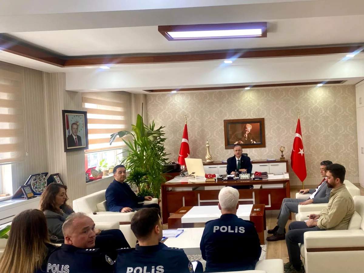 Ataşehir'de Haftalık Asayiş Toplantısı: Güvenlik Koordinasyonu ve Ödül Töreni Ataşehir'de Haftalık Asayiş Toplantısı: Güvenlik Koordinasyonu ve Ödül Töreni