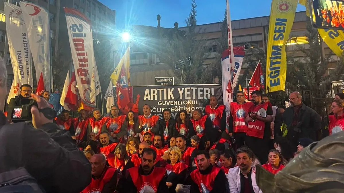 Sendikalı Öğretmenler MEB Önünde Yaşam Nöbeti Başlattı Sendikalı Öğretmenler MEB Önünde Yaşam Nöbeti Başlattı