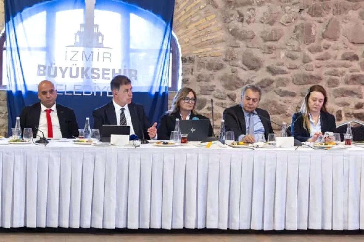 İzmir'de Turizm İstişaresi: Belediye ve Ticaret Odası Bir Araya Geldi İzmir'de Turizm İstişaresi: Belediye ve Ticaret Odası Bir Araya Geldi