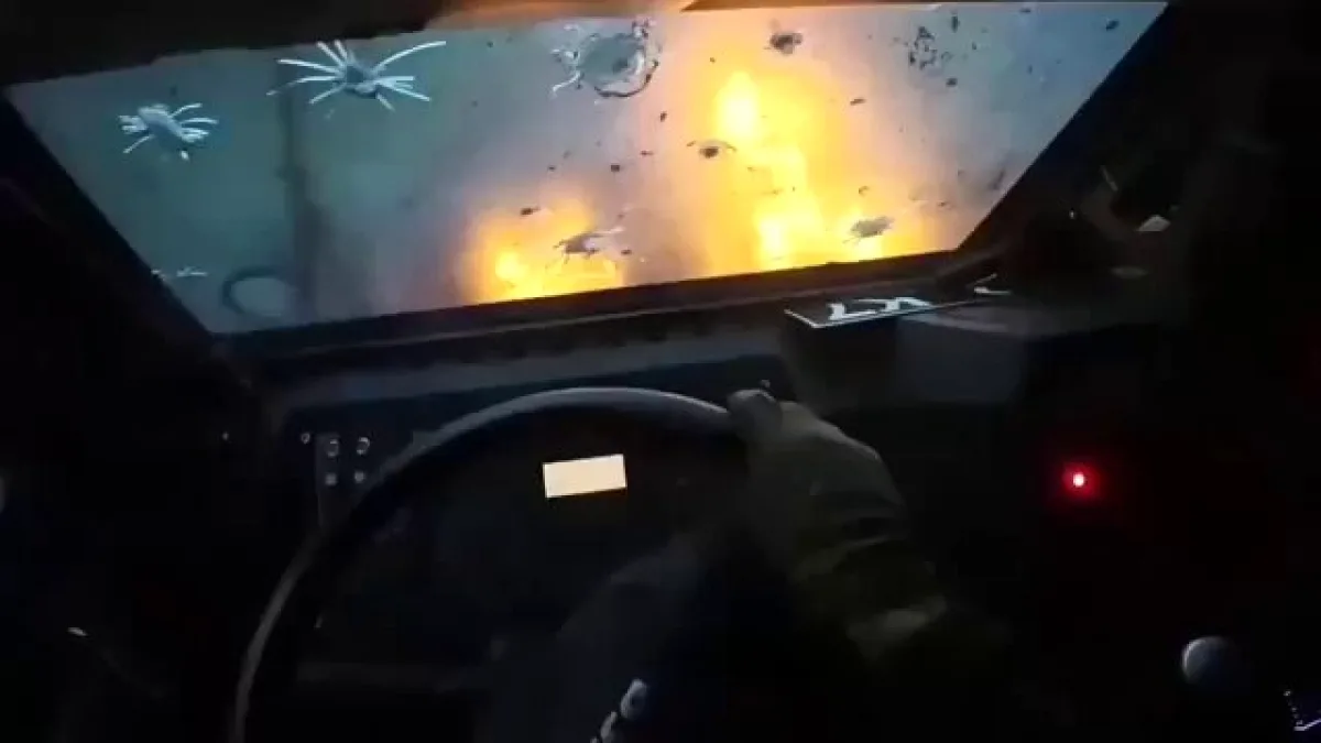 Ukrayna Zırhlı Aracı Rus FPV İHA Saldırısında Hedef Alındı Ukrayna Zırhlı Aracı Rus FPV İHA Saldırısında Hedef Alındı