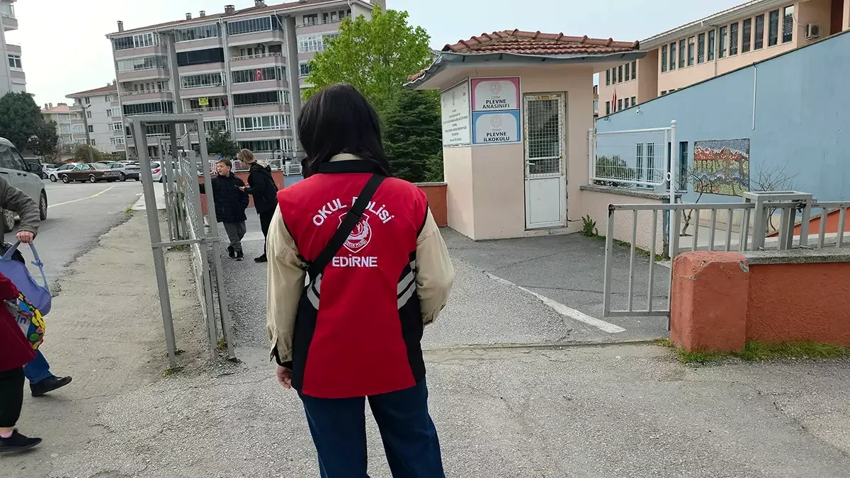 Edirne'de Okul Güvenliği: Polis Ekipleri ve Denetimler Artırıldı Edirne'de Okul Güvenliği: Polis Ekipleri ve Denetimler Artırıldı