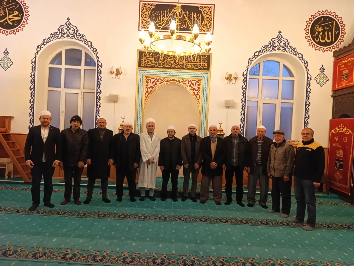 Sarıyer Müftüsü Gümüşdere'de Sabah Namazında Cemaatle Buluştu Sarıyer Müftüsü Gümüşdere'de Sabah Namazında Cemaatle Buluştu