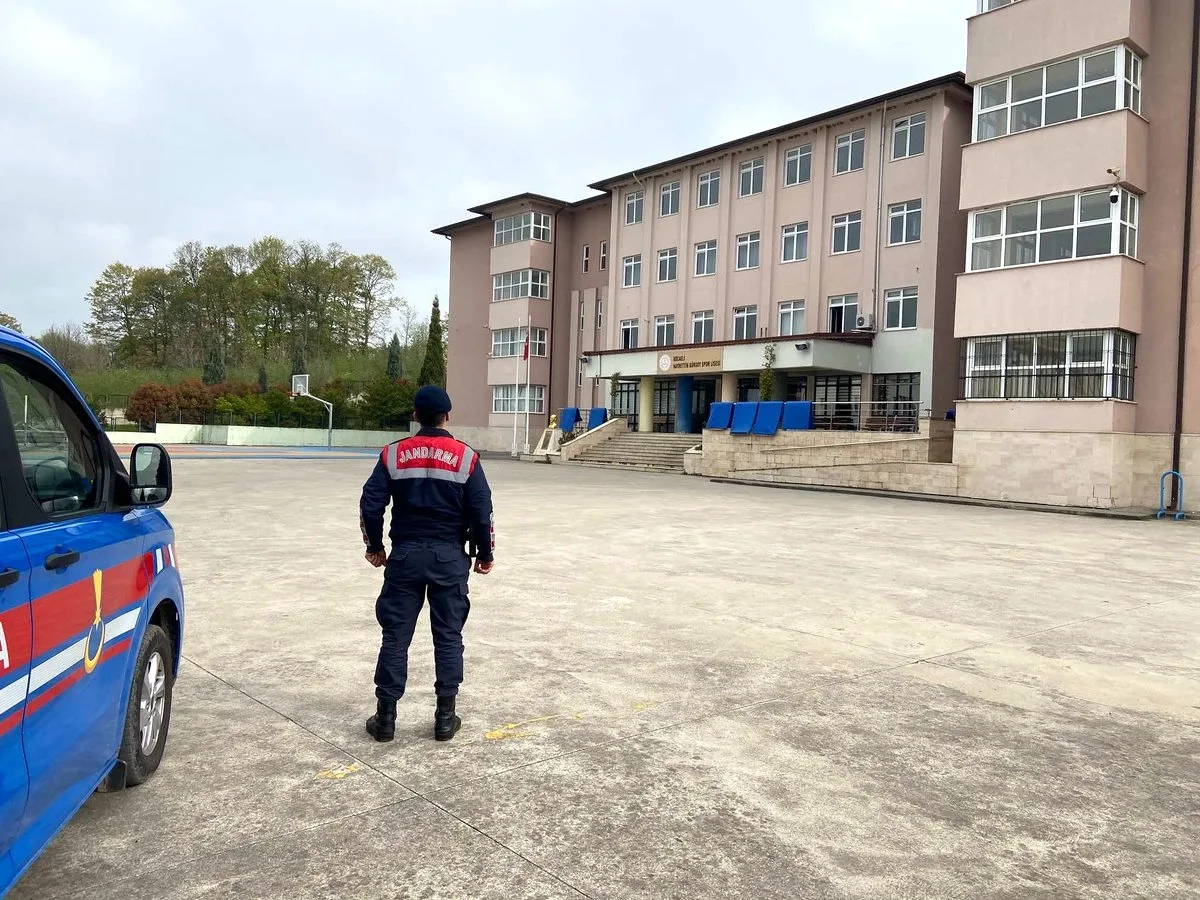 Kartepe'de Okul Güvenliği İçin Jandarma Denetimi Kartepe'de Okul Güvenliği İçin Jandarma Denetimi