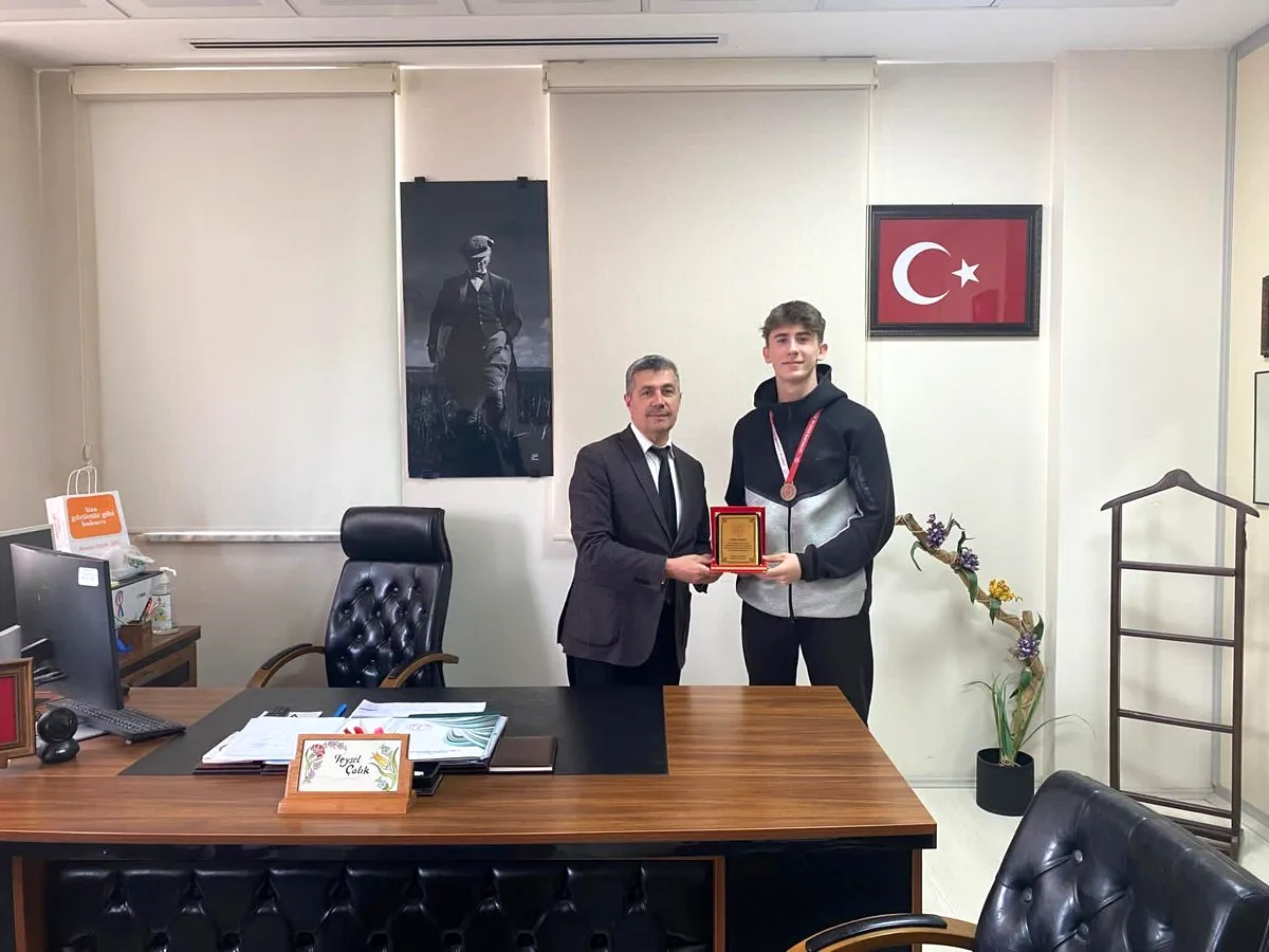 Mustafakemalpaşalı Karateci Türkiye Üçüncüsü, İlçe Müdürü'nü Ziyaret Etti Mustafakemalpaşalı Karateci Türkiye Üçüncüsü, İlçe Müdürü'nü Ziyaret Etti