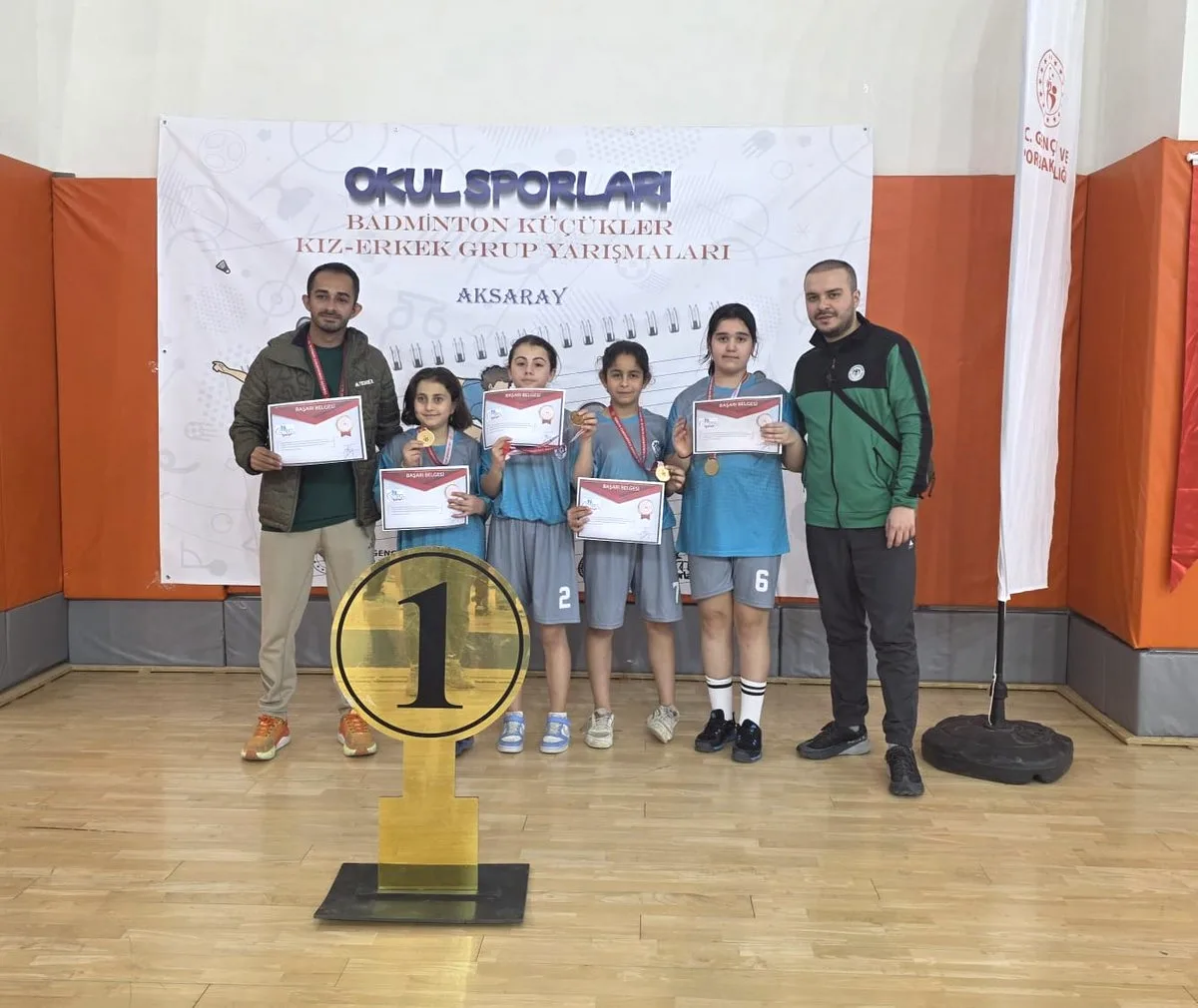 Konya Badminton Başarısı: Farabi Ortaokulu Türkiye Finallerinde Konya Badminton Başarısı: Farabi Ortaokulu Türkiye Finallerinde