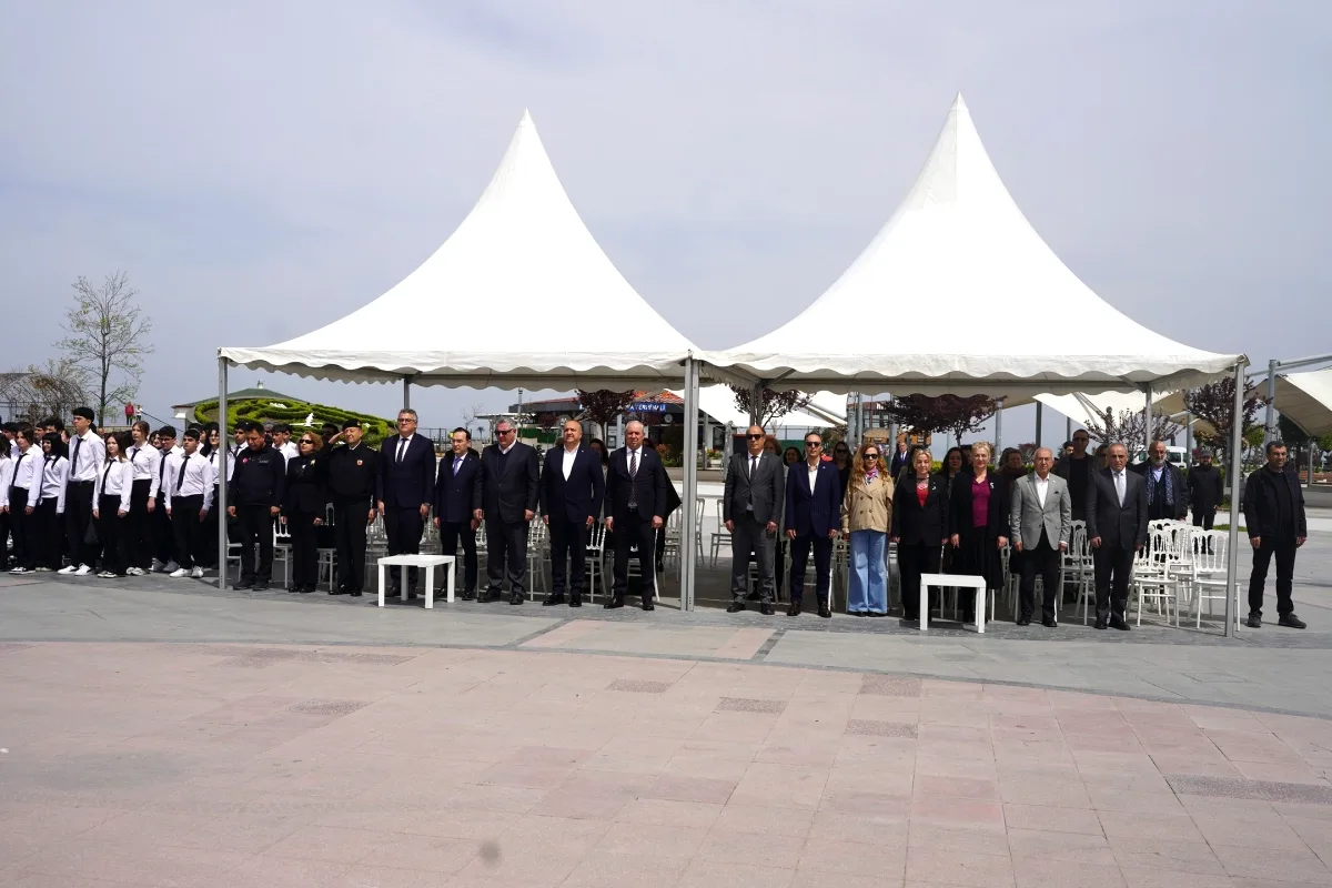 Yalova'da Turizm Haftası Coşkusu: Öğrenciler Şiirlerle, Sanatçılar Sergiyle Katıldı Yalova'da Turizm Haftası Coşkusu: Öğrenciler Şiirlerle, Sanatçılar Sergiyle Katıldı