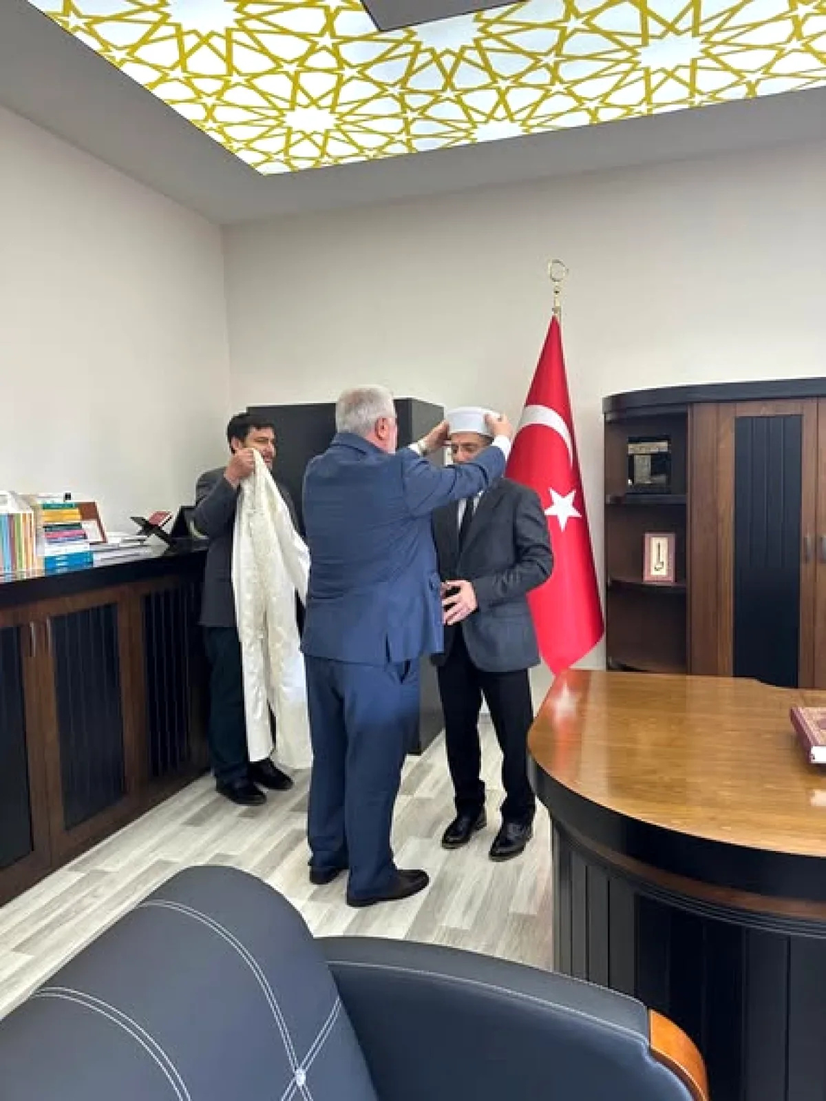 Arnavutköy'de Yeni Müftü Göreve Başladı: Cübbe Giydirme Töreni Arnavutköy'de Yeni Müftü Göreve Başladı: Cübbe Giydirme Töreni