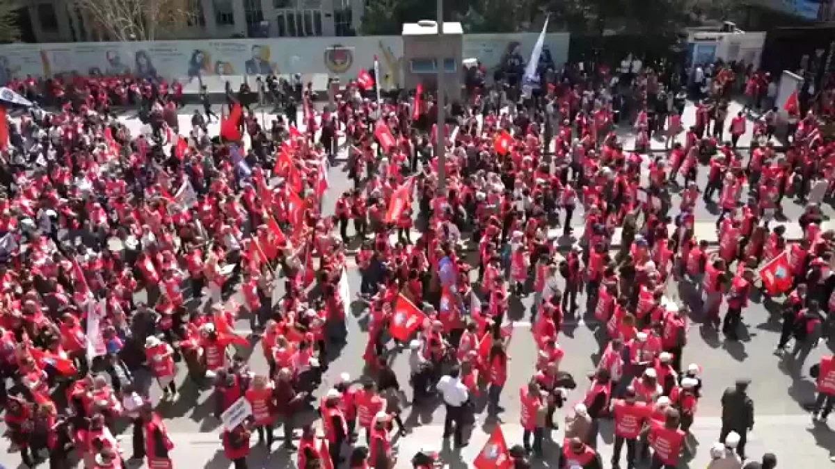 Öğretmen Yürüyüşüne Polis Engeli: Milletvekili'nden Sert Tepki Öğretmen Yürüyüşüne Polis Engeli: Milletvekili'nden Sert Tepki