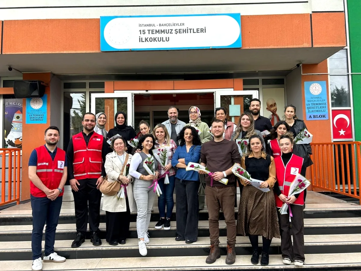 Türk Kızılay'dan Öğretmenlere Karanfil Teşekkürü Türk Kızılay'dan Öğretmenlere Karanfil Teşekkürü