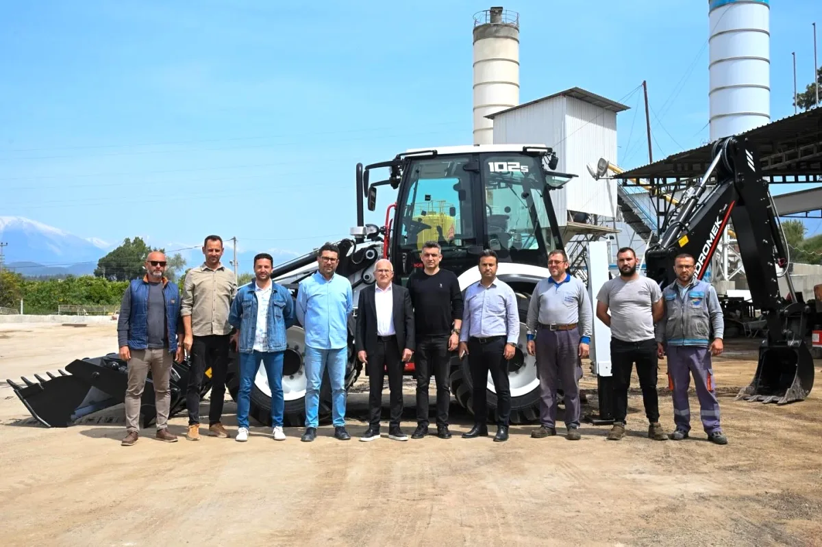 Kumluca Belediyesi Altyapı Çalışmaları İçin Yeni Kepçe Aldı Kumluca Belediyesi Altyapı Çalışmaları İçin Yeni Kepçe Aldı