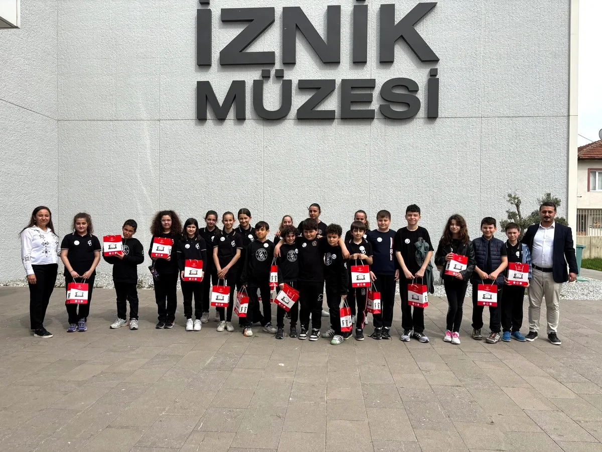 İznik'te Öğrenciler Kültür Koruyucusu Rozetlerini Aldı İznik'te Öğrenciler Kültür Koruyucusu Rozetlerini Aldı