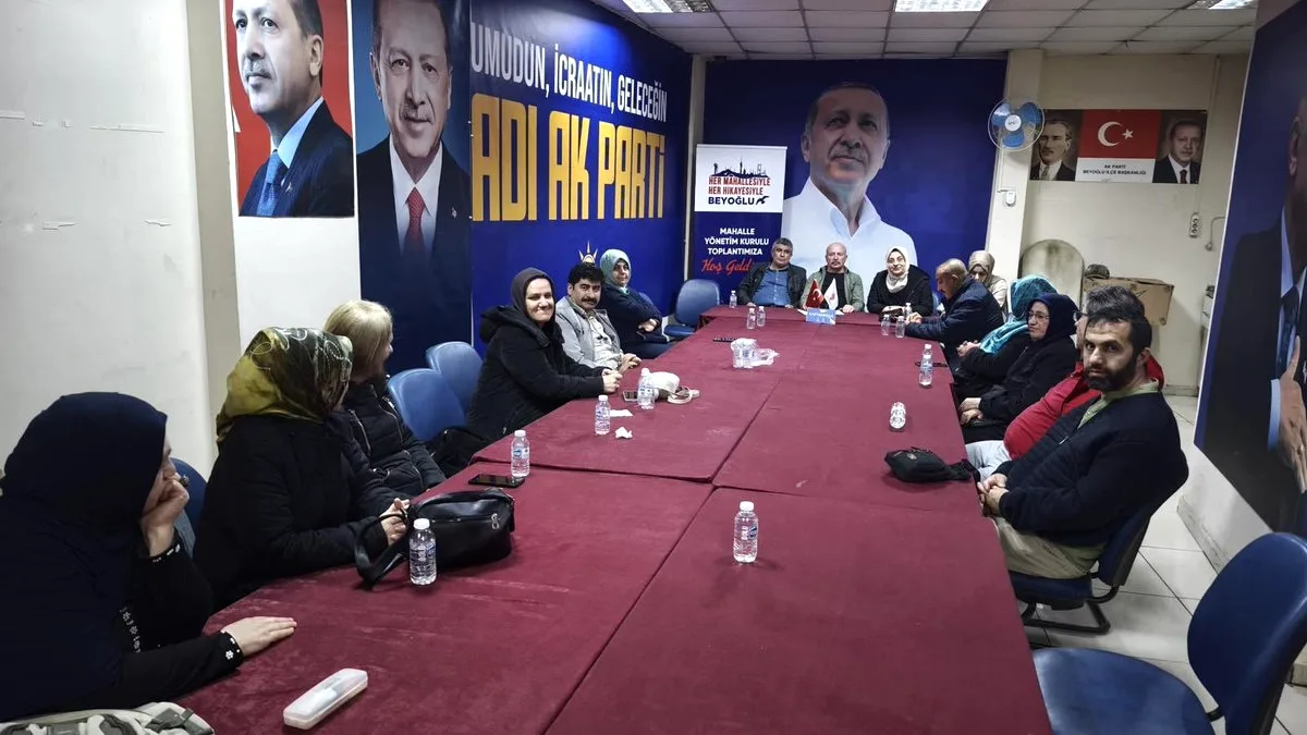 AK Parti Beyoğlu Kaptanpaşa Mahallesi'nde Teşkilat Toplantısı AK Parti Beyoğlu Kaptanpaşa Mahallesi'nde Teşkilat Toplantısı