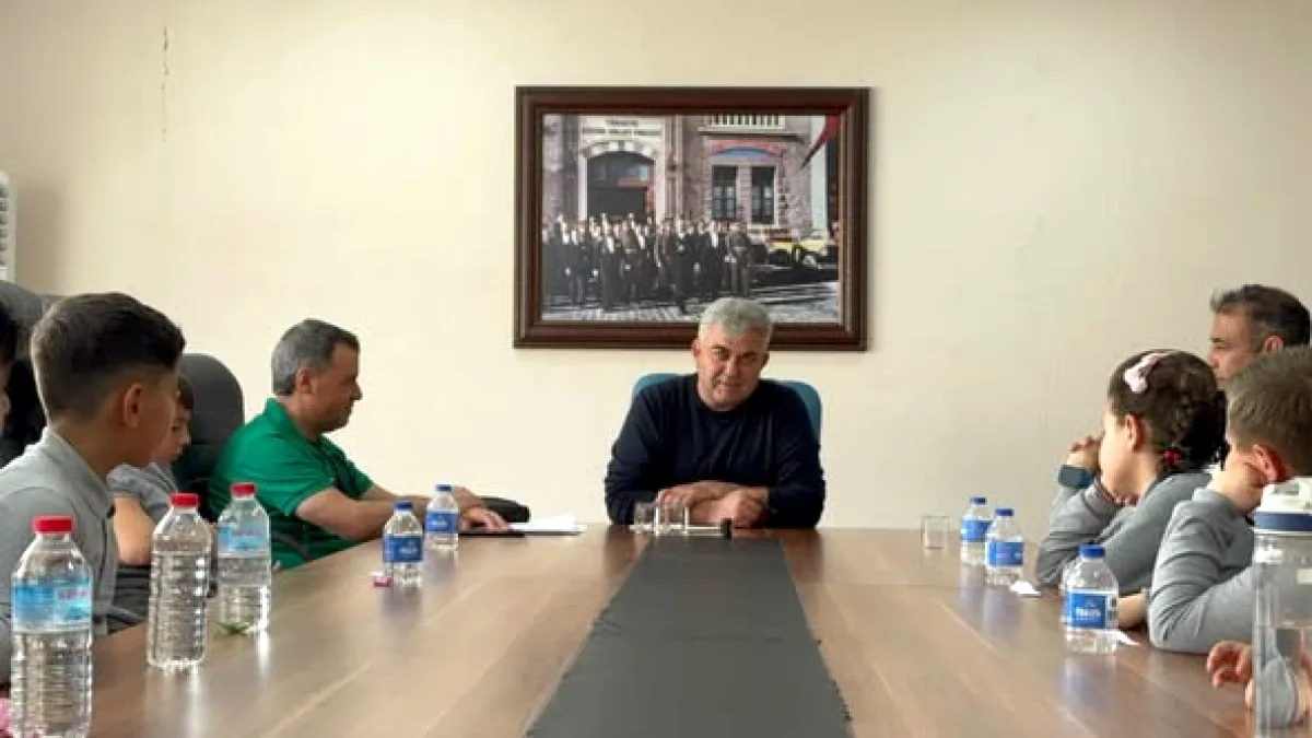 Kiraz'da Minik Öğrenciler Belediye Başkanı'na Merak Ettiklerini Sordu Kiraz'da Minik Öğrenciler Belediye Başkanı'na Merak Ettiklerini Sordu