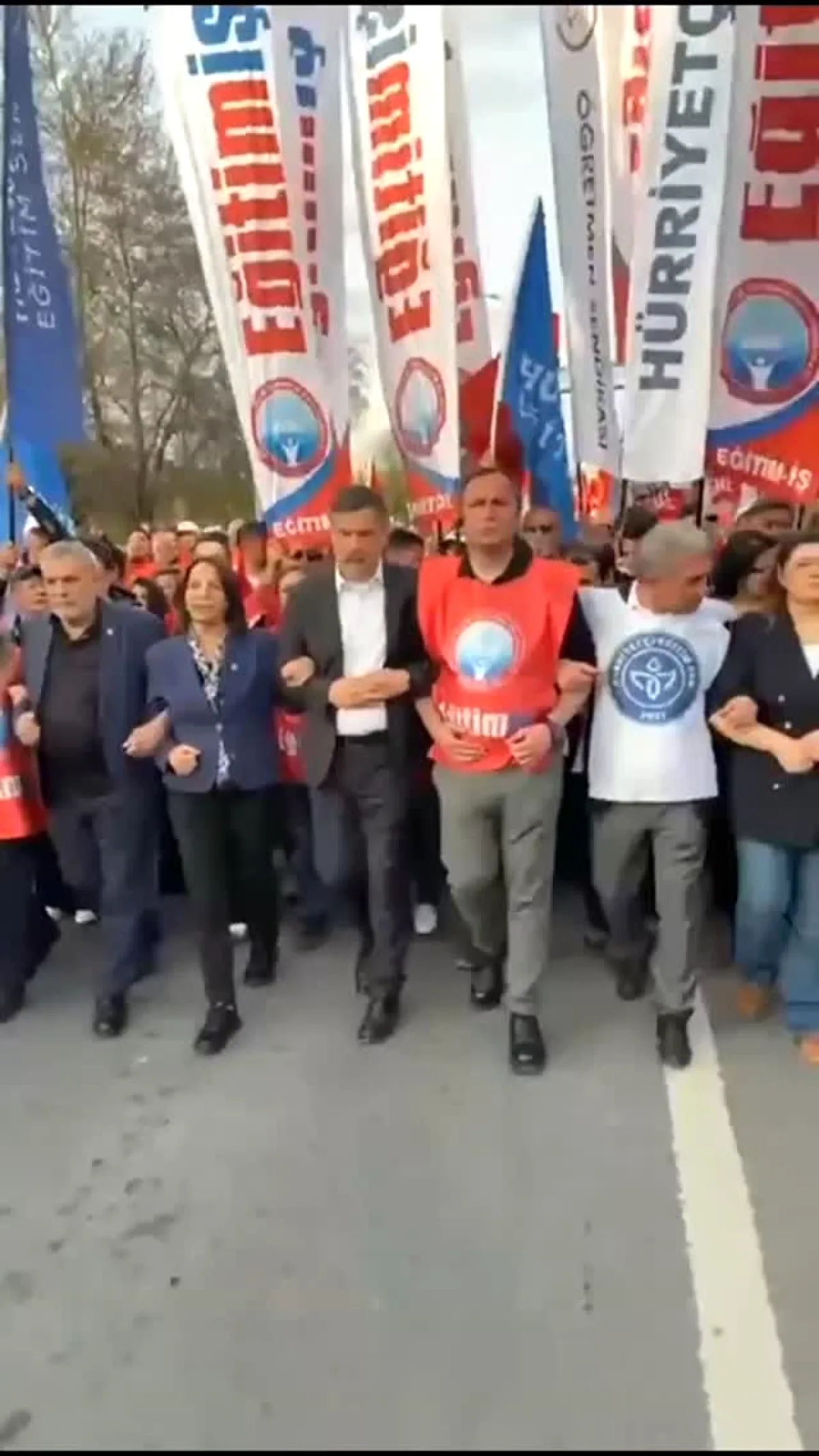 Öğretmen Yürüyüşünde Erkan Baş'tan Barikat Çağrısı Öğretmen Yürüyüşünde Erkan Baş'tan Barikat Çağrısı