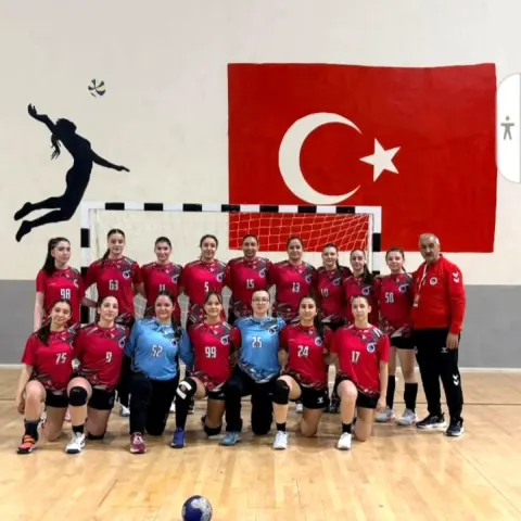 Üsküdar Belediyespor Genç Kızları Yarı Finalde: Hakkari'yi 41-13 Mağlup Etti