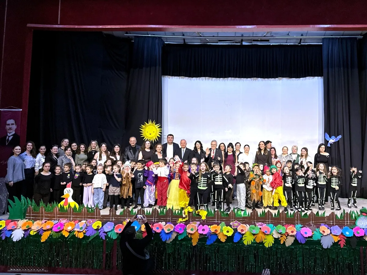 Bandırma'da Minikler İngilizce Tiyatro ile Sahne Aldı Bandırma'da Minikler İngilizce Tiyatro ile Sahne Aldı