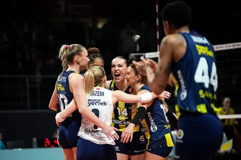 Fenerbahçe, VakıfBank'ı 5 Sette Devirdi: Sultanlar Ligi Final Serisi 2-2!