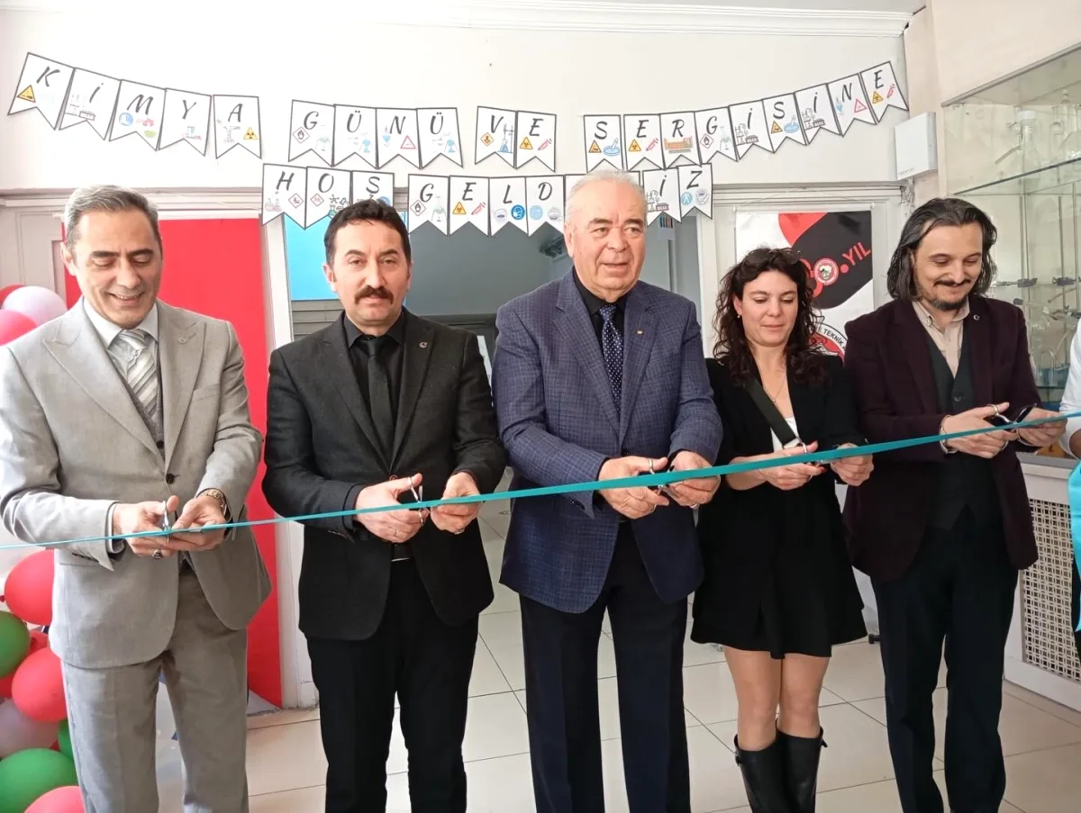 Yenimahalle'de Kimya Projeleri Sergisi: Öğrencilerin Bilimsel Üretkenliği Göz Doldurdu Yenimahalle'de Kimya Projeleri Sergisi: Öğrencilerin Bilimsel Üretkenliği Göz Doldurdu