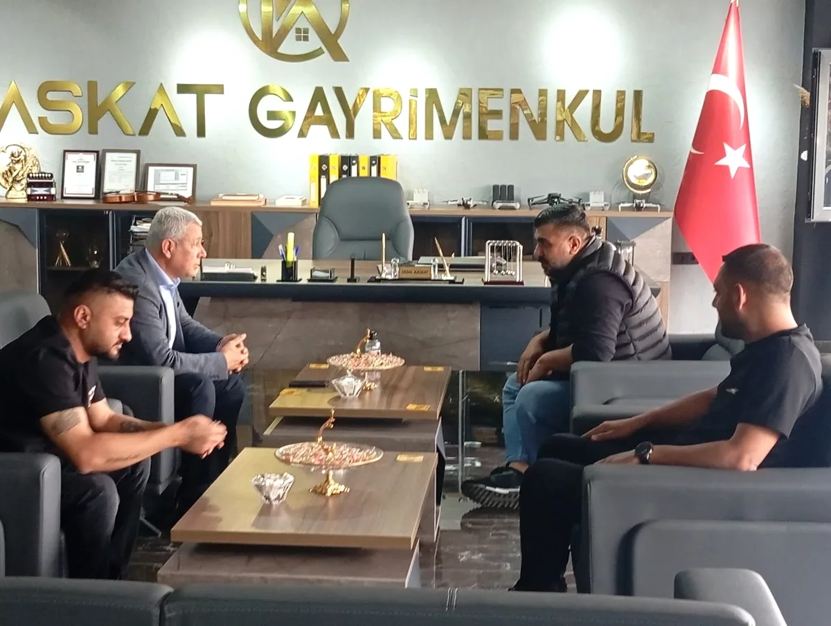 CHP'li Sümer, Adana Gençlik Derneği Başkanı ile Görüştü CHP'li Sümer, Adana Gençlik Derneği Başkanı ile Görüştü