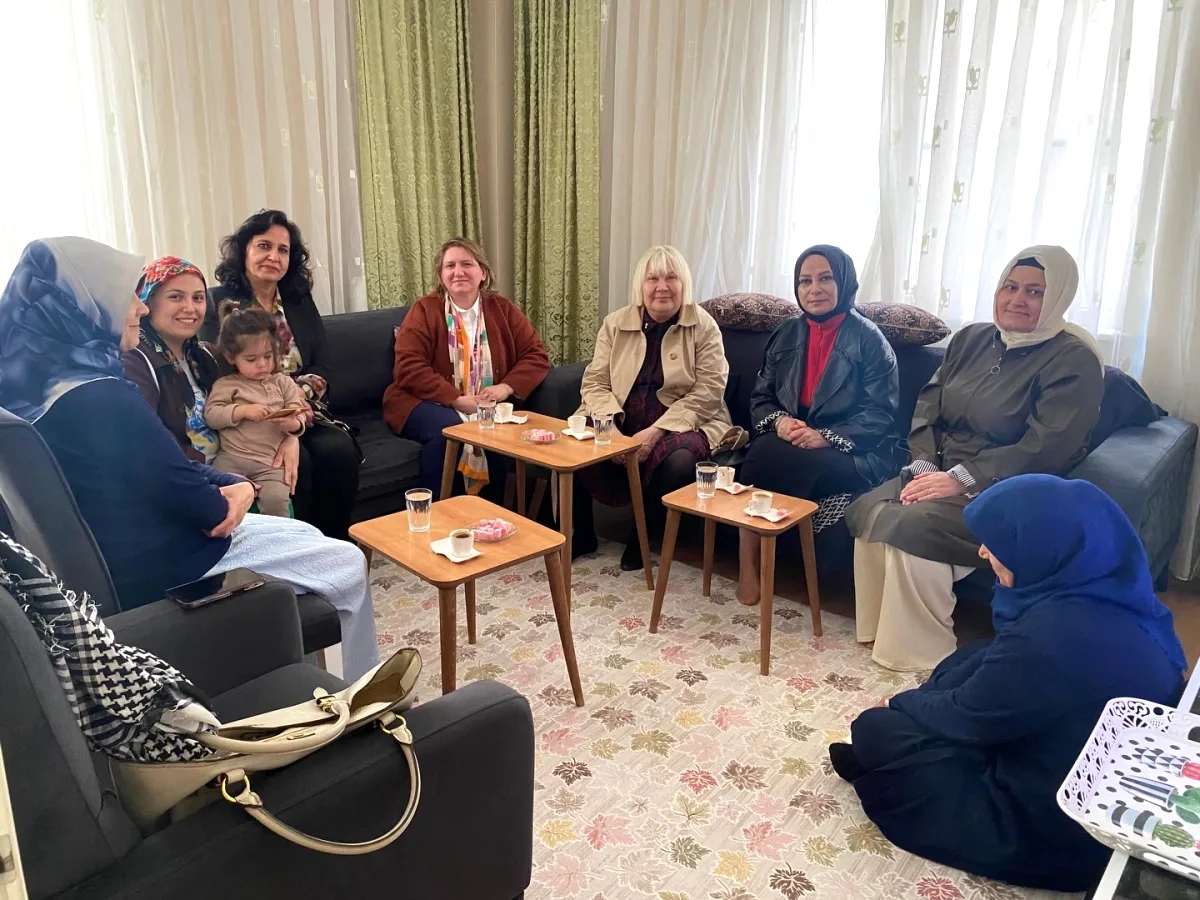 Ataşehir'de AK Parti Kadın Kolları Kapı Kapı Vatandaşla Buluşuyor Ataşehir'de AK Parti Kadın Kolları Kapı Kapı Vatandaşla Buluşuyor