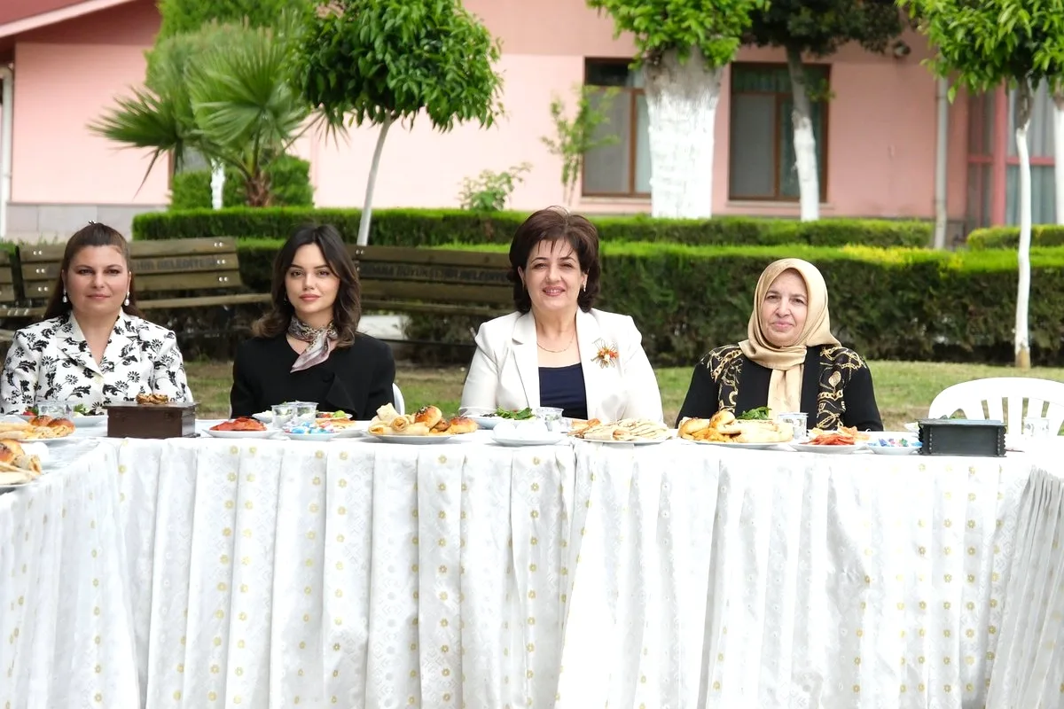 Adana'da Koruyucu Aile Toplantısı: Süreyya Yavuz'dan Farkındalık Çağrısı Adana'da Koruyucu Aile Toplantısı: Süreyya Yavuz'dan Farkındalık Çağrısı