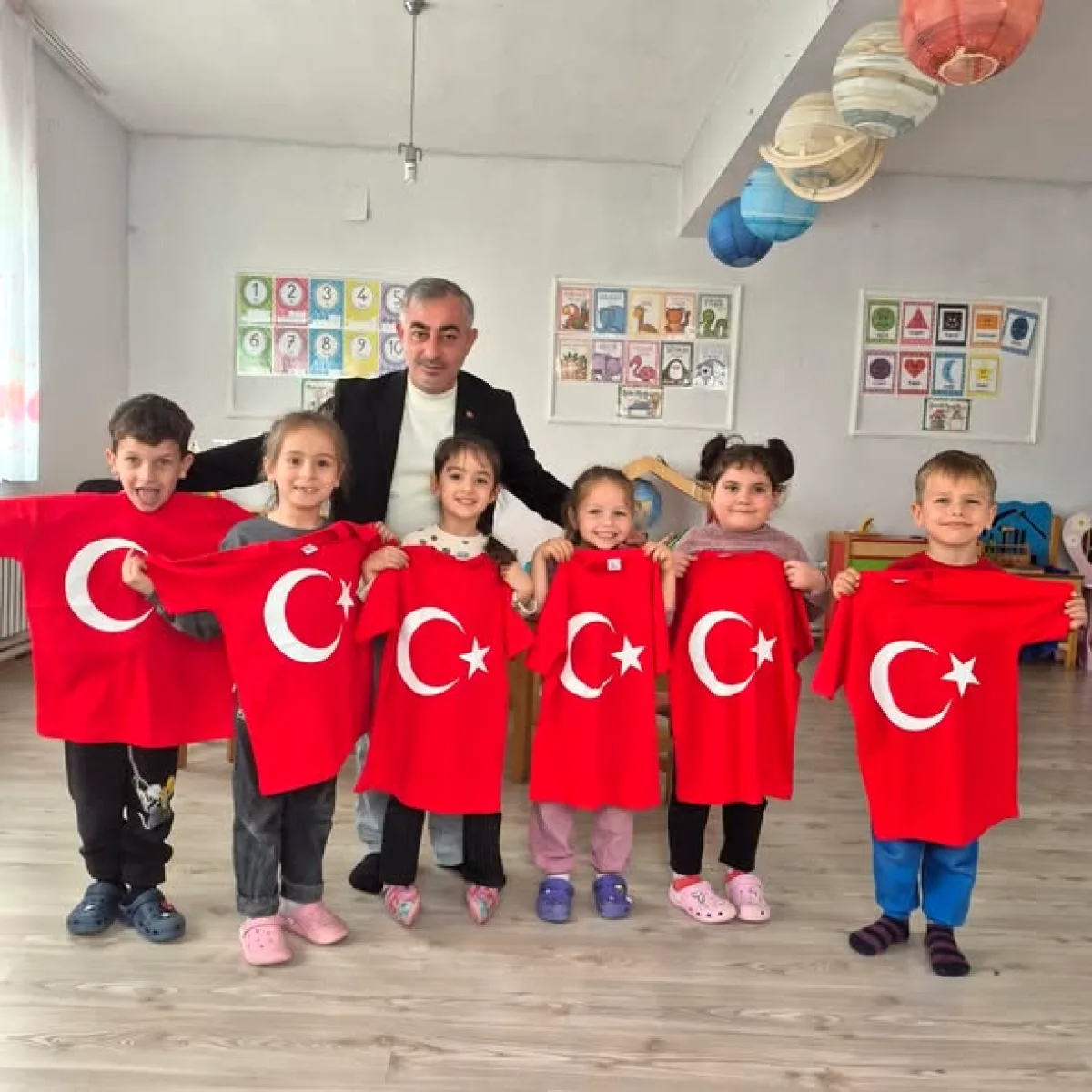 Manyas'ta 470 Çocuğa Bayram Sürprizi: Türk Bayraklı Tişörtler Manyas'ta 470 Çocuğa Bayram Sürprizi: Türk Bayraklı Tişörtler