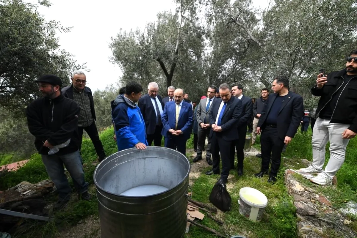 Vali Ustaoğlu Turizm Haftası'nda Antandros'ta Zeytinyağı Sabunu Yaptı Vali Ustaoğlu Turizm Haftası'nda Antandros'ta Zeytinyağı Sabunu Yaptı