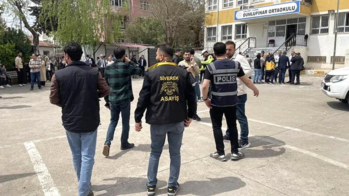 Siverek Okulunda Bıçaklı Saldırı Girişimi: Polis Son Anda Müdahale Etti Siverek Okulunda Bıçaklı Saldırı Girişimi: Polis Son Anda Müdahale Etti