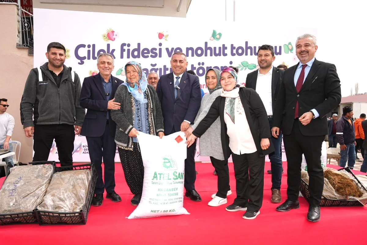 Adana'da Çiftçilere 70 Bin Çilek Fidesi ve 20 Ton Nohut Tohumu Adana'da Çiftçilere 70 Bin Çilek Fidesi ve 20 Ton Nohut Tohumu