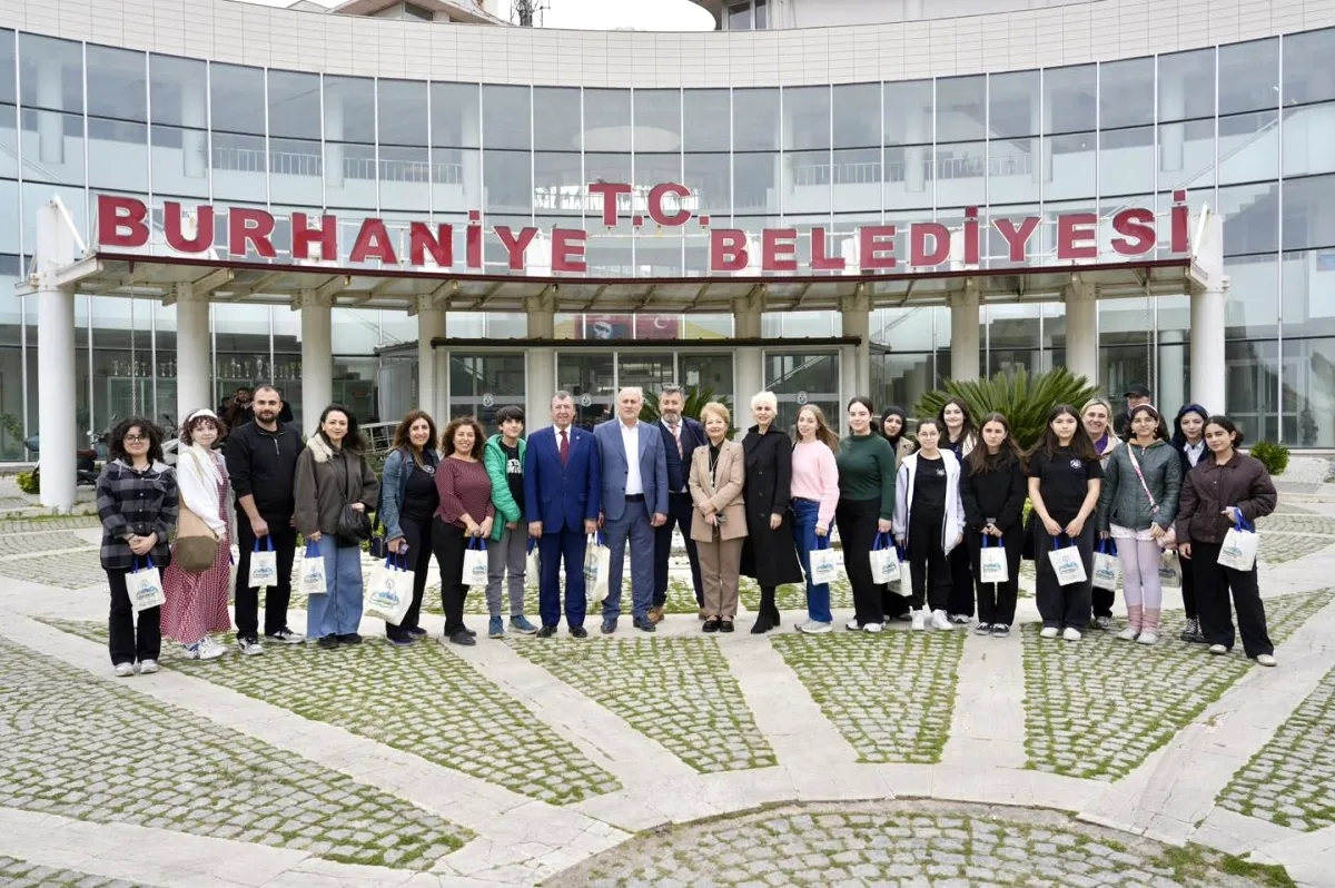 Burhaniye'de Kardeş Okul Buluşması: Eğitimde İşbirliği Modeli Burhaniye'de Kardeş Okul Buluşması: Eğitimde İşbirliği Modeli