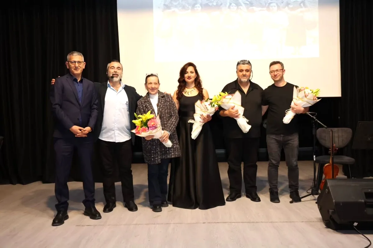 Çatalca'da Aşık Veysel ve Köy Enstitüleri Anısına Duygu Yüklü Gece Çatalca'da Aşık Veysel ve Köy Enstitüleri Anısına Duygu Yüklü Gece