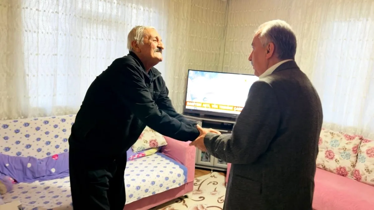 Çamlıdere'de Belediye Başkanı'ndan Esnafa Geçmiş Olsun Ziyareti Çamlıdere'de Belediye Başkanı'ndan Esnafa Geçmiş Olsun Ziyareti