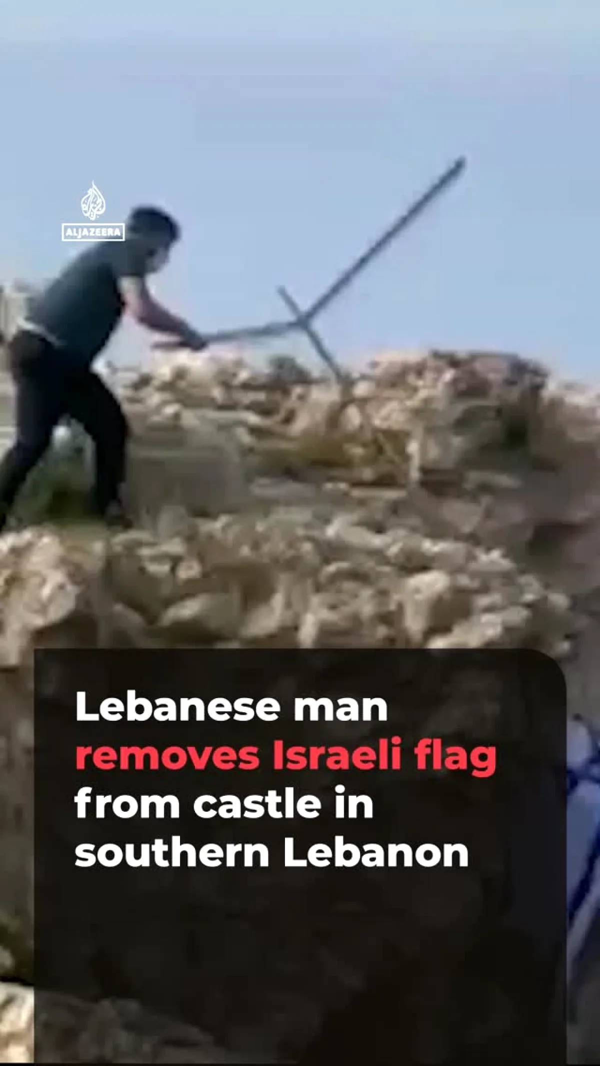 Lübnanlı Vatandaş Ateşkes Sonrası Tarihi Kalede Bayrak İndirdi Lübnanlı Vatandaş Ateşkes Sonrası Tarihi Kalede Bayrak İndirdi