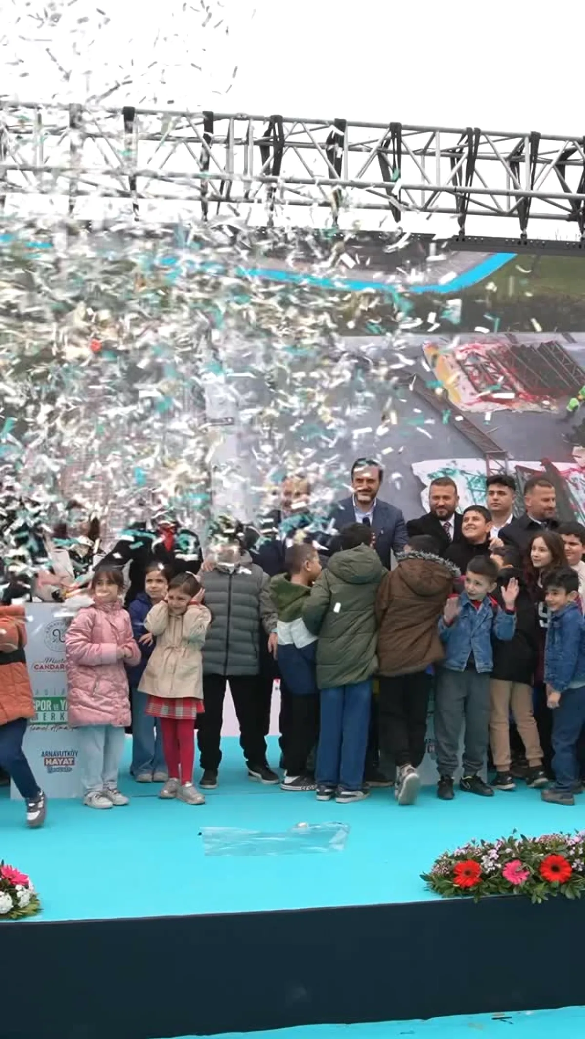 Arnavutköy'e Çocuk ve Spor Merkezleri: ARNAÇOCUK ve ARFİT Açıldı, VadiPark'ın Temeli Atıldı Arnavutköy'e Çocuk ve Spor Merkezleri: ARNAÇOCUK ve ARFİT Açıldı, VadiPark'ın Temeli Atıldı