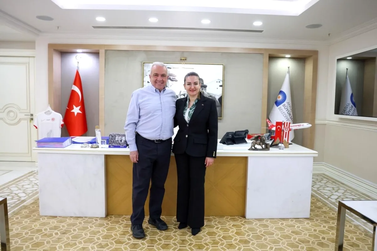 Şadi Özdemir'den Tutuklu Başkan Böcek Ziyareti: "Emanet Emin Ellerde" Şadi Özdemir'den Tutuklu Başkan Böcek Ziyareti: "Emanet Emin Ellerde"