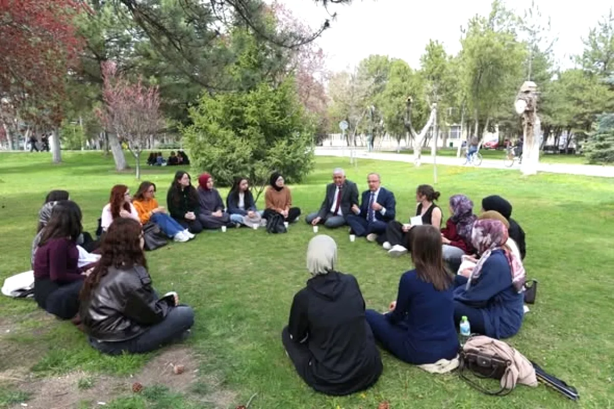 Gazi Üniversitesi'nde Rektör-Öğrenci Buluşması: Çimlerde Sohbet Gazi Üniversitesi'nde Rektör-Öğrenci Buluşması: Çimlerde Sohbet
