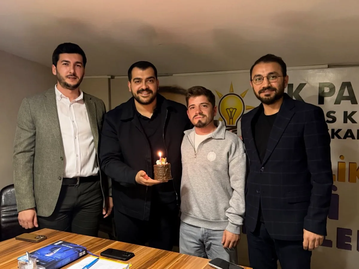Başiskele'de AK Parti Gençlik Kolları'ndan Doğum Günü Sürprizi Başiskele'de AK Parti Gençlik Kolları'ndan Doğum Günü Sürprizi