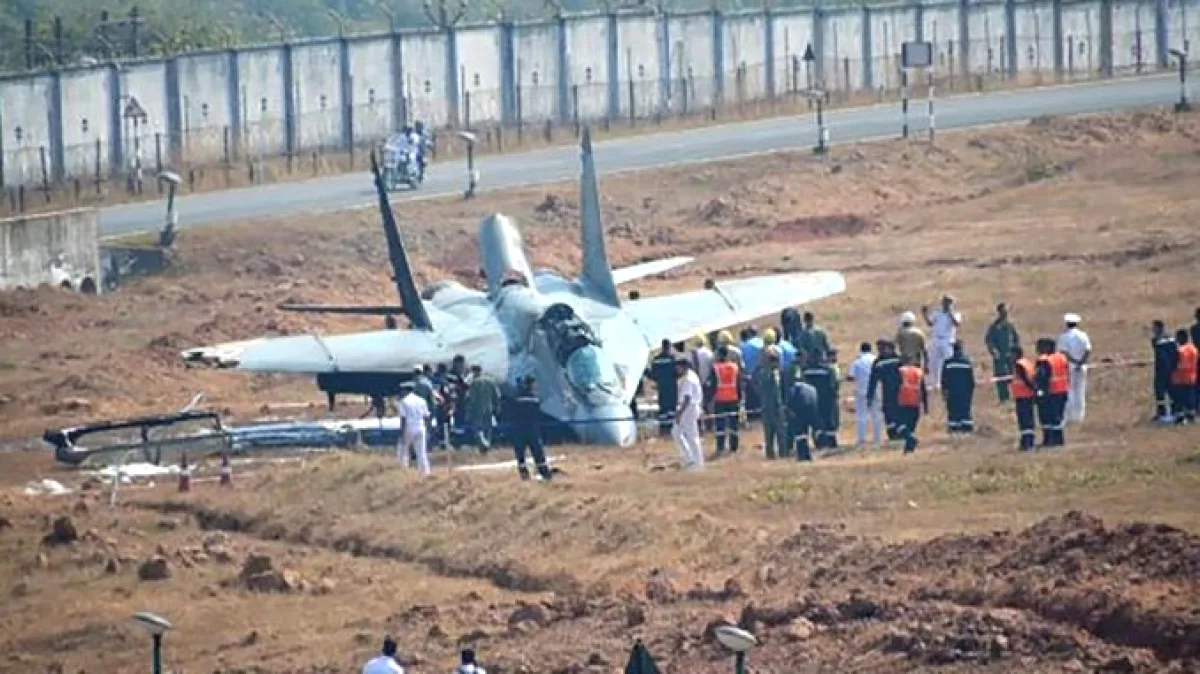Hindistan'da Savaş Uçağı Düştü: Pilot Güvenli Şekilde Kurtarıldı Hindistan'da Savaş Uçağı Düştü: Pilot Güvenli Şekilde Kurtarıldı