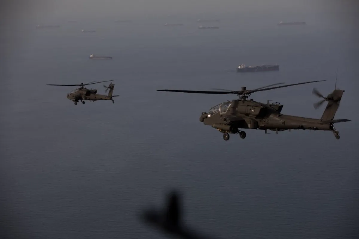 ABD'nin AH-64 Apache'leri Hürmüz Boğazı'nda Devriyede ABD'nin AH-64 Apache'leri Hürmüz Boğazı'nda Devriyede