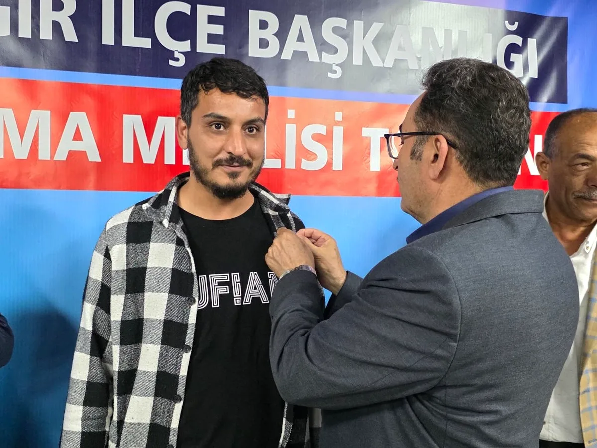 Karataş'tan AK Parti'ye Yeni Katılım: Merkez Sağ Partisi İlçe Başkanı ve Yönetimi Karataş'tan AK Parti'ye Yeni Katılım: Merkez Sağ Partisi İlçe Başkanı ve Yönetimi
