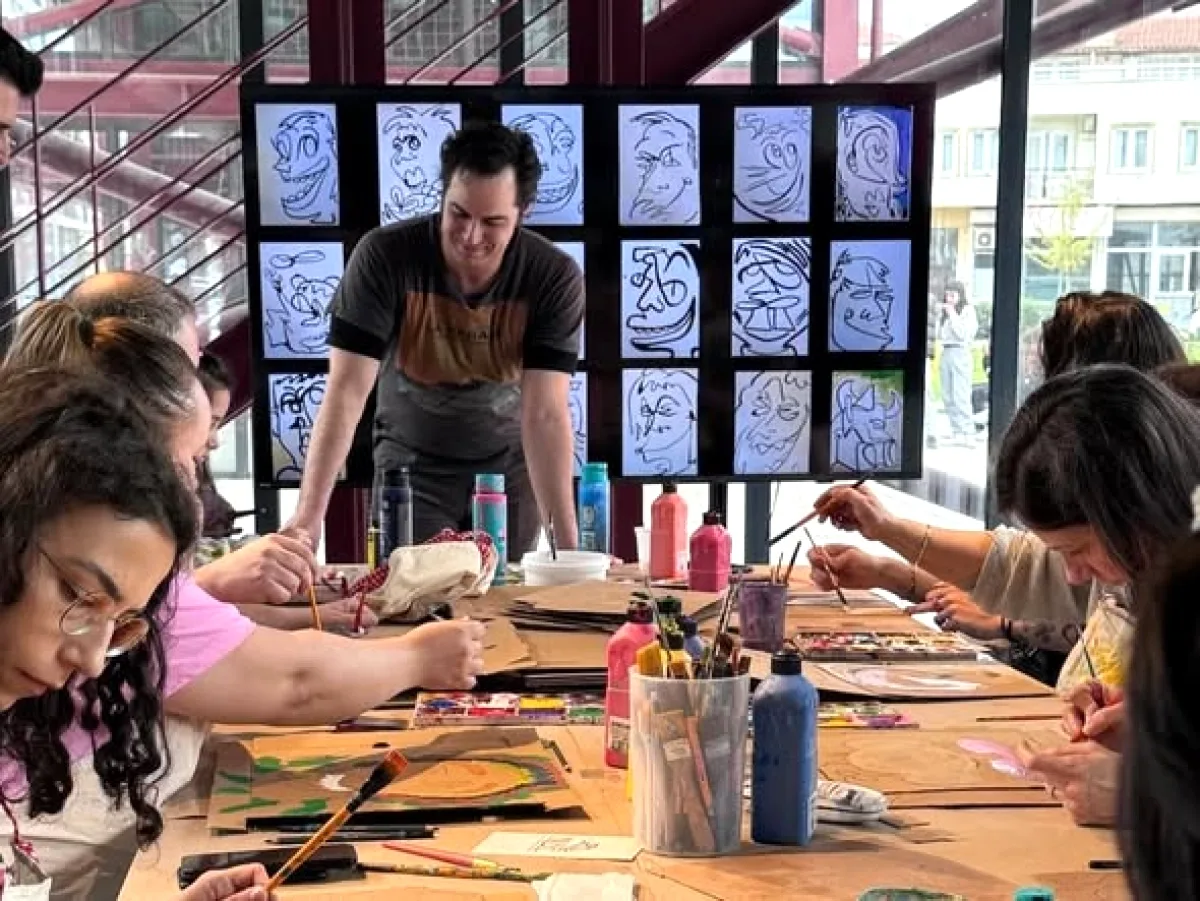 Nilüfer'de Pizza Kutuları Sanat Eserine Dönüştü Nilüfer'de Pizza Kutuları Sanat Eserine Dönüştü