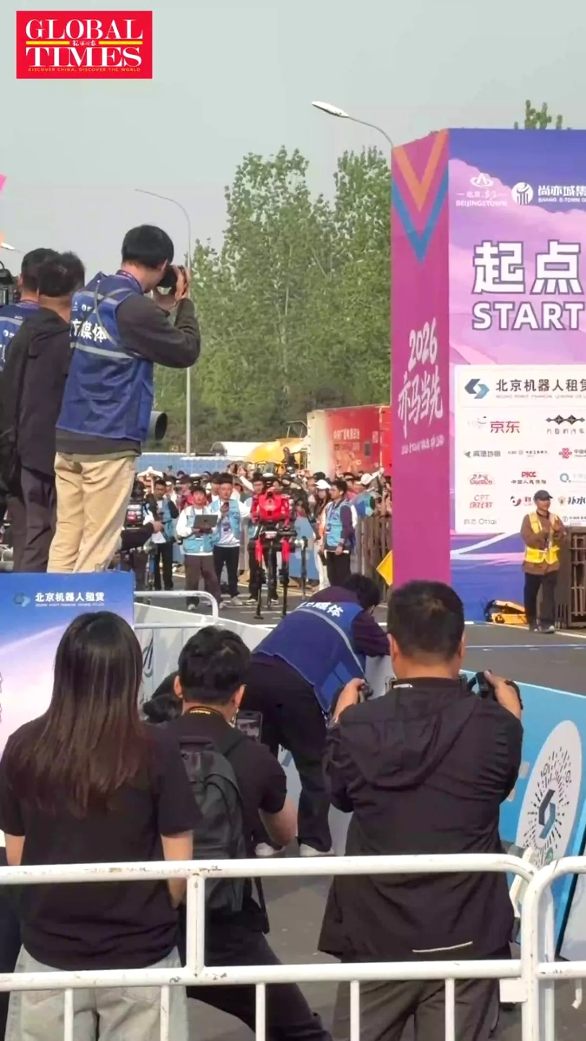 Honor'un İnsansı Robotu Lightening, 300 Robotlu Yarışta Start Aldı Honor'un İnsansı Robotu Lightening, 300 Robotlu Yarışta Start Aldı