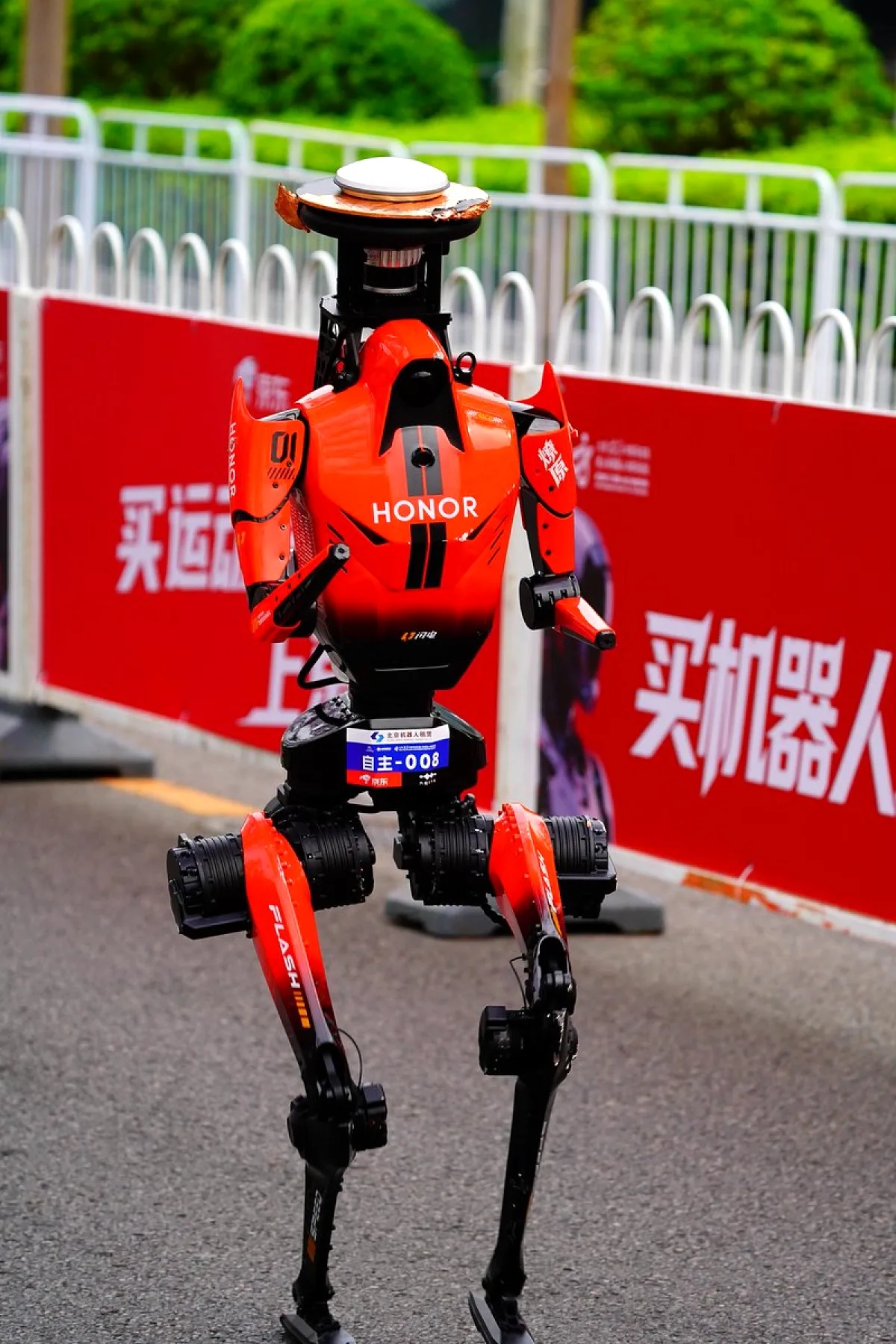 Honor'un Humanoid Robotu Lightning, İnsan Rekorunu Kırarak Maratonu Kazandı Honor'un Humanoid Robotu Lightning, İnsan Rekorunu Kırarak Maratonu Kazandı