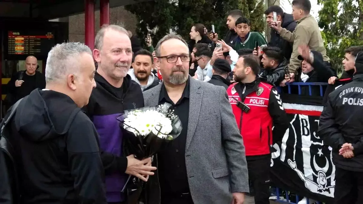 Beşiktaş Samsun'da Taraftar Coşkusuyla Karşılandı Beşiktaş Samsun'da Taraftar Coşkusuyla Karşılandı
