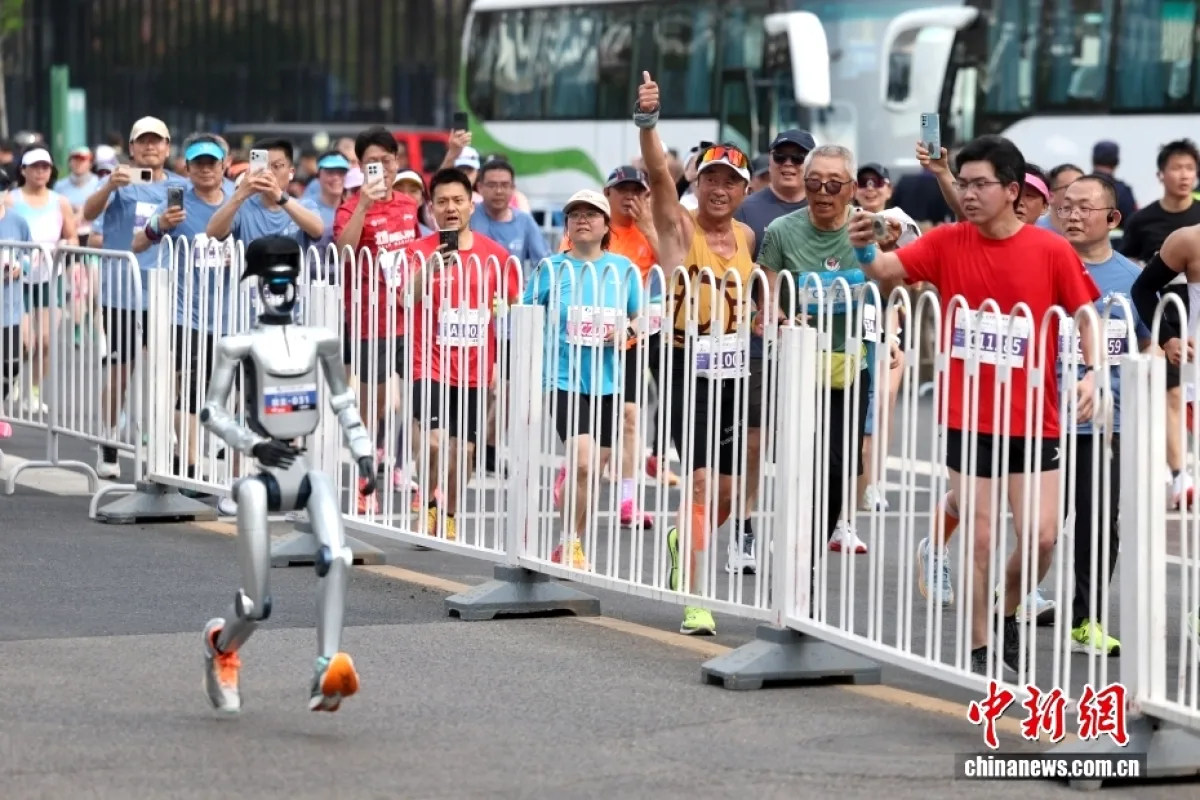 Çin Robotu İnsan Rekorunu Kırdı: H1, 4:13'te 1.9 km koştu Çin Robotu İnsan Rekorunu Kırdı: H1, 4:13'te 1.9 km koştu
