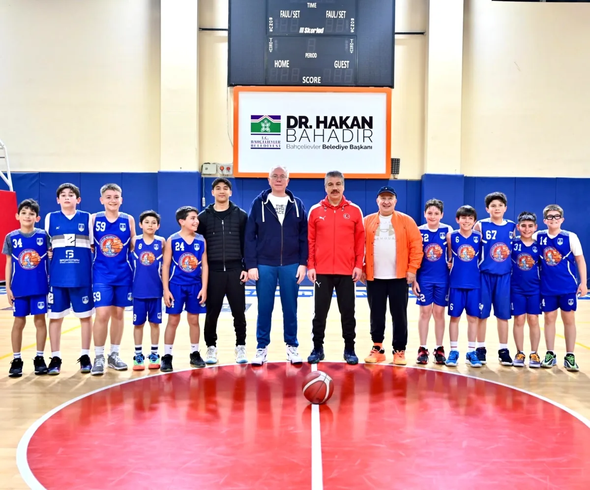 Bahçelievler'de Genç Basketbolculara Siyasi Destek Ziyareti Bahçelievler'de Genç Basketbolculara Siyasi Destek Ziyareti