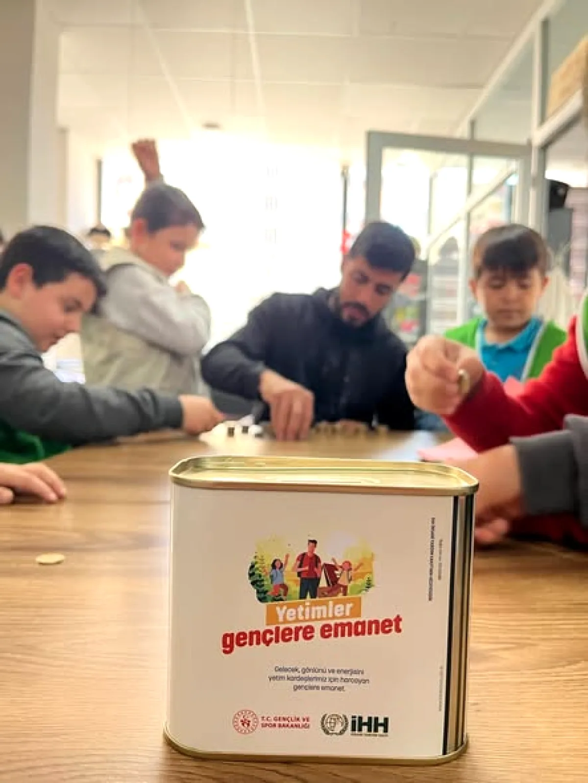 Kozan'da Gençler Yetim Kardeşleri İçin Kumbara Açtı Kozan'da Gençler Yetim Kardeşleri İçin Kumbara Açtı