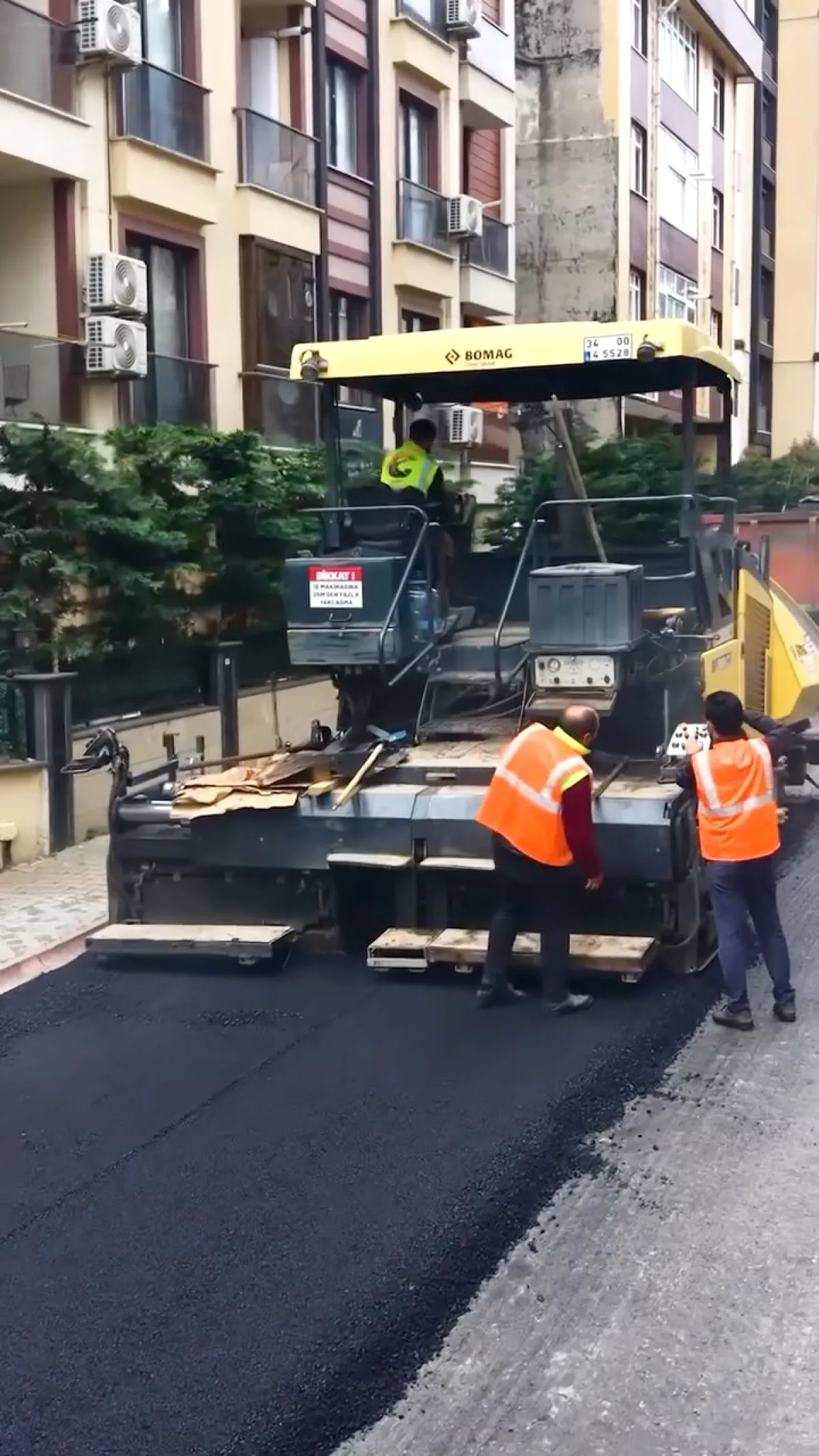 Ümraniye'de Yol Yenileme Çalışmaları Hız Kesmiyor Ümraniye'de Yol Yenileme Çalışmaları Hız Kesmiyor