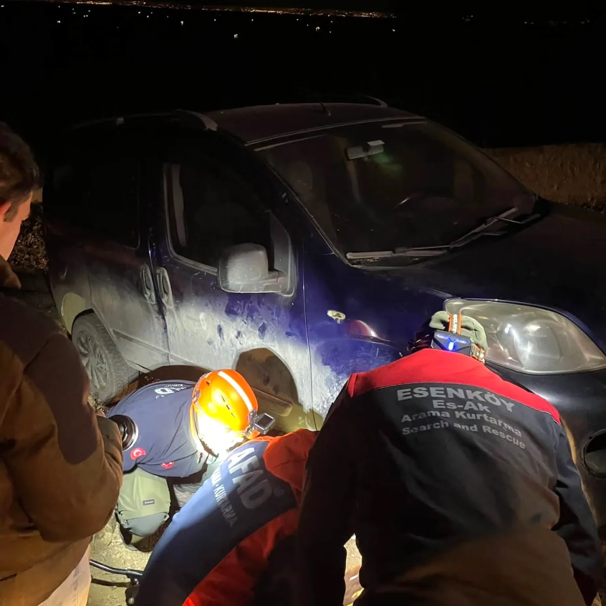 Yalova'da Gece Kurtarma Operasyonu: Mahsur Aile ve Araç Kurtarıldı Yalova'da Gece Kurtarma Operasyonu: Mahsur Aile ve Araç Kurtarıldı